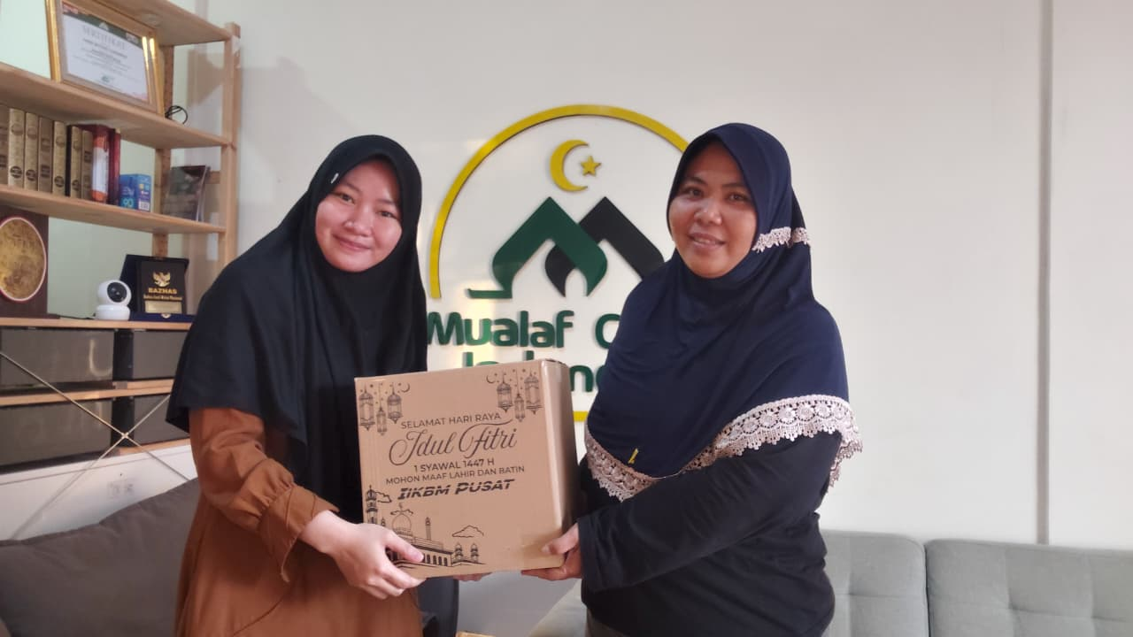 Foto penyerahan bingkisan 2