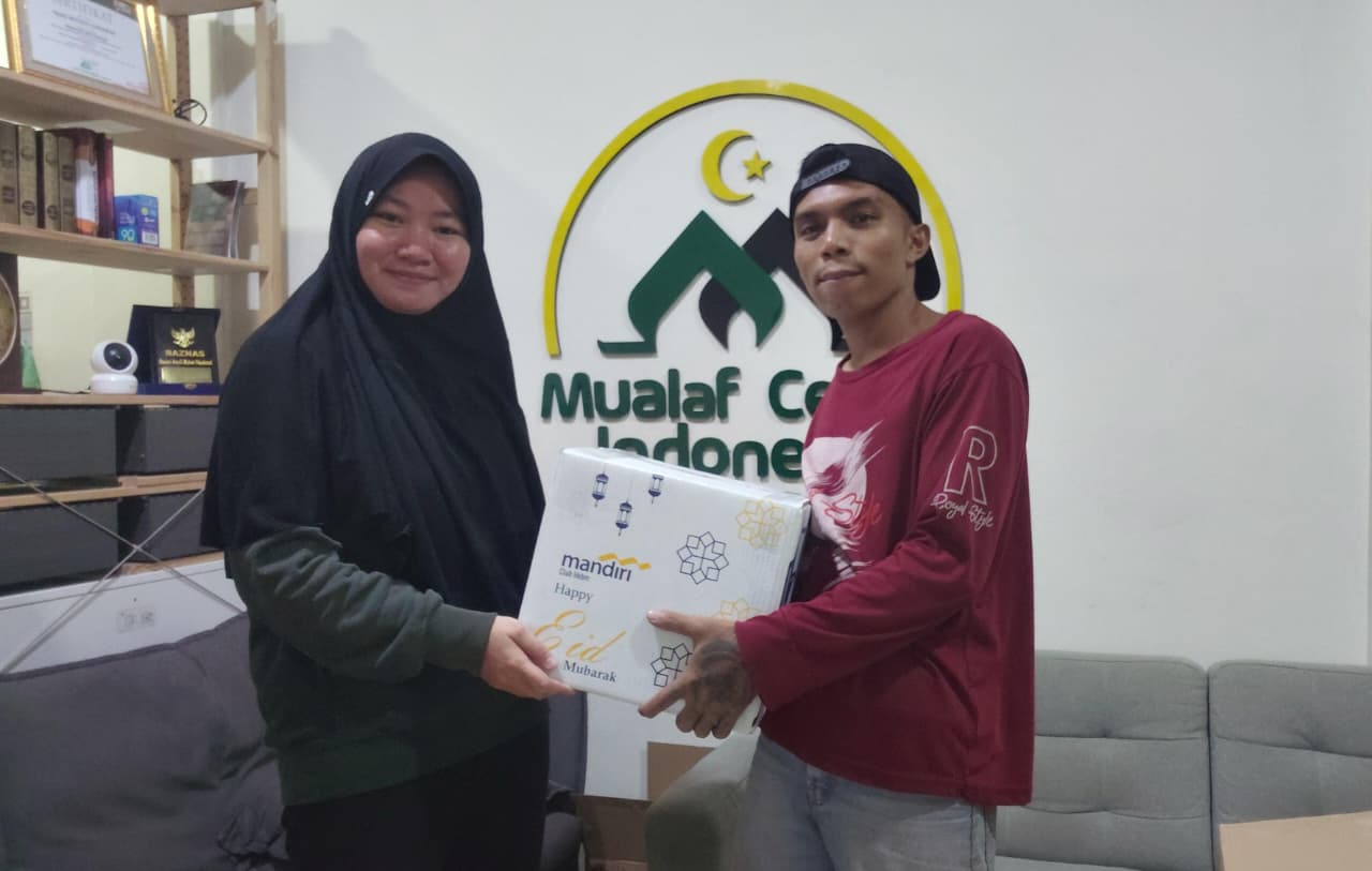 Foto penyerahan bingkisan 3