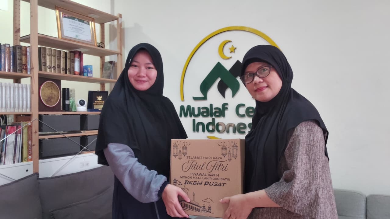 Foto penyerahan bingkisan 4