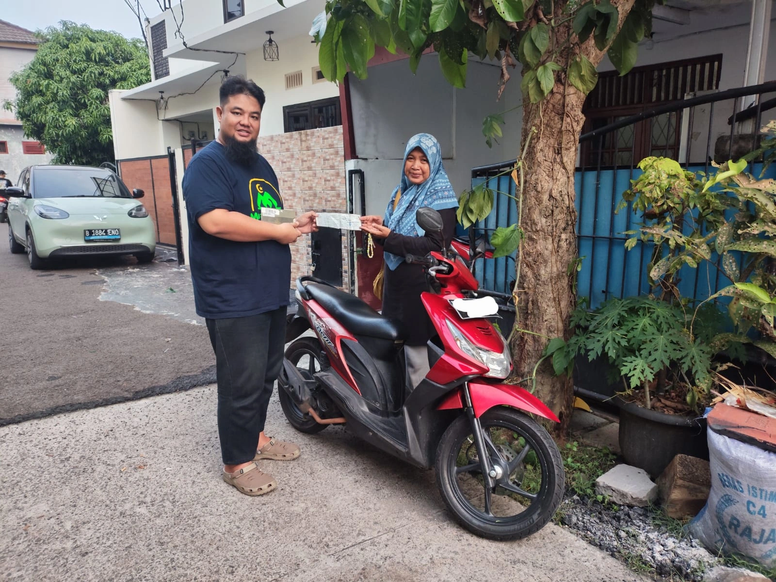 Foto penyerahan bingkisan 3